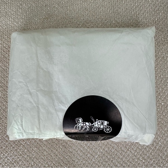 Coach Zip Card Case in Chalk With Strawberry Print Gold Hardware CAR32 - Picture 14 of 14